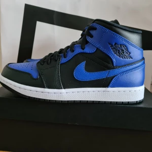 AIR JORDAN 1 MID ROYAL BLACK/BLUE - Helt nya dswt. Finns i storlekar 40/ 41/ 43 /44