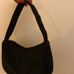 Svart väska - Så fin svart ”tyg” väska!!! Oanvänd och är så bra storlek🐒 frakt 66kr (spårbar) annars billigare