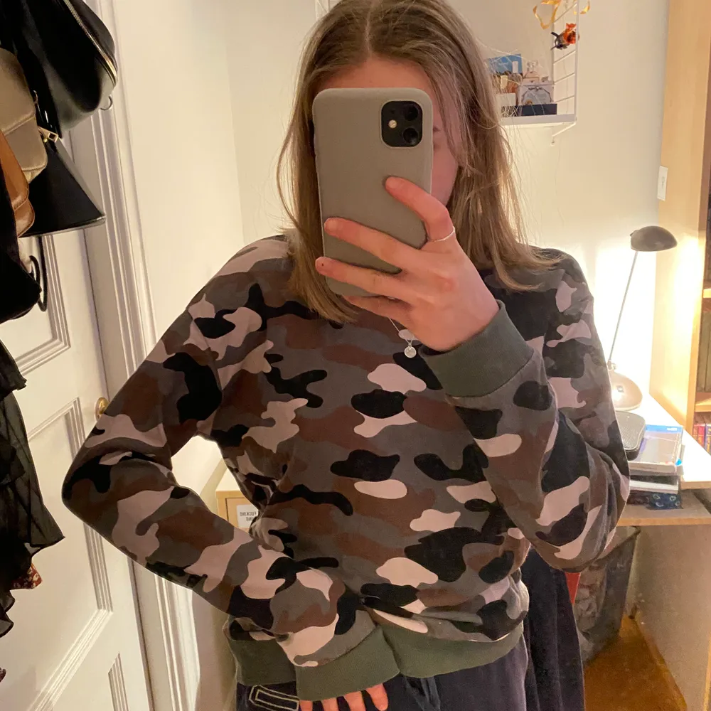Säljer denna camoflage sweater från H&M divided 💚 I mycketbra skick!!. Tröjor & Koftor.