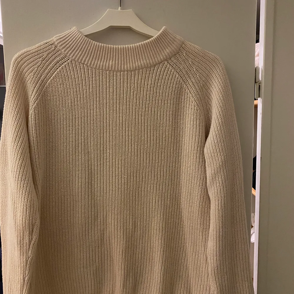 Naturfärgad tröja från H&M i stl M. Jag har själv stl XS/S och har använt den som lite oversized. Måttligt använd. . Tröjor & Koftor.