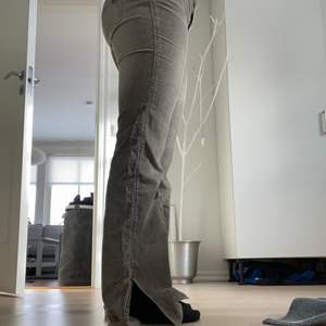 Säljer nu mina fina manchesterbyxor, de är brun/gråa och extremt sköna! De har slits. De är tyvärr för långa på mig som är cirka 163cm lång! Storlek 38! Märket heter MNG! Säljer för 150kr+frakt! Vid större intresse blir det budgivning.