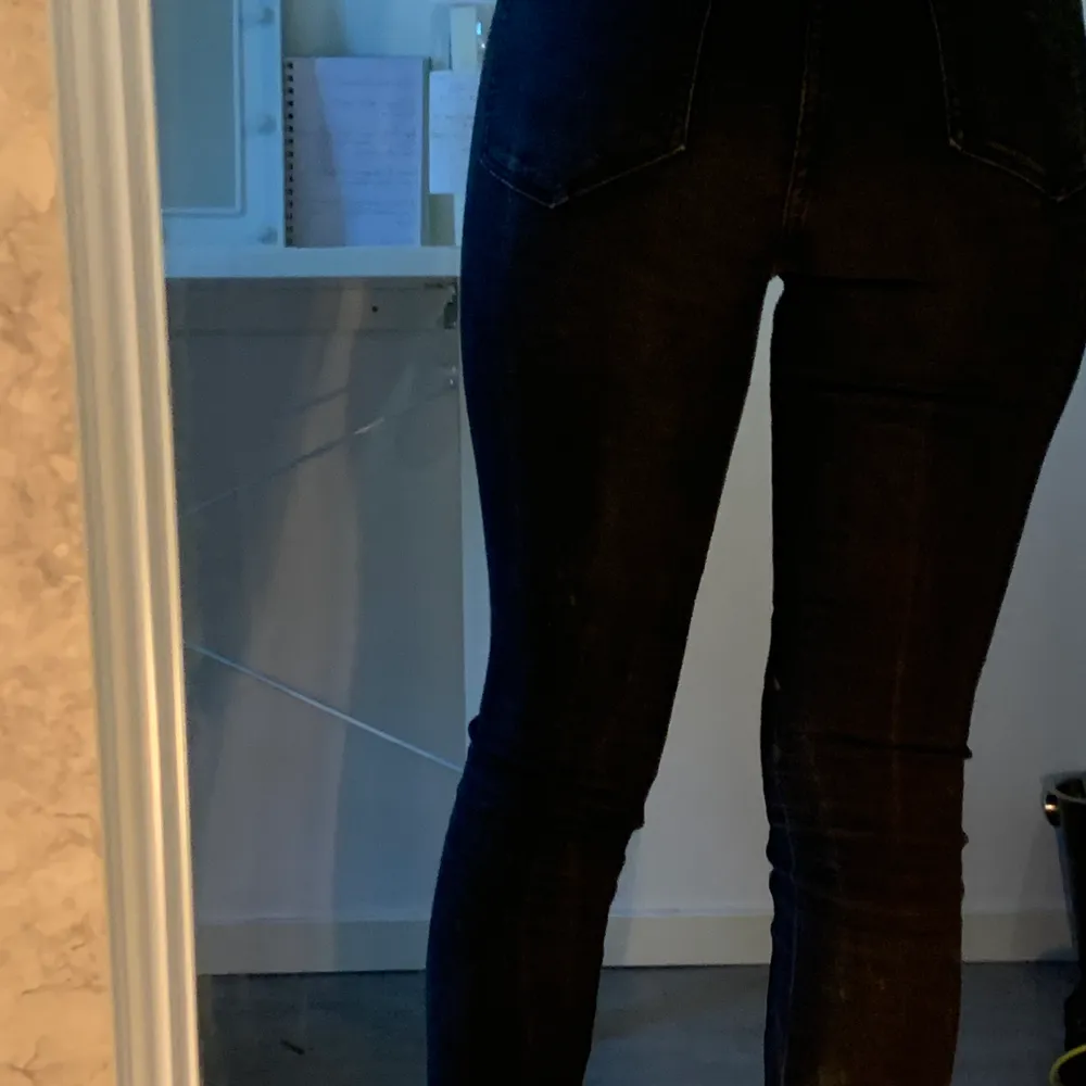 Har aldrig använt dessa svarta jeans, de är high waisted. De har lite ljusgråa ränder på sig. De är lite korta på mig som är 162 cm lång! Från h&m! Betala via swish. Jeans & Byxor.