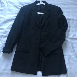 kavaj - oversized kavaj som är köpt secondhand, mörkgrå/svart i färgen med ränder, fungerar som klänning för mig som är 165