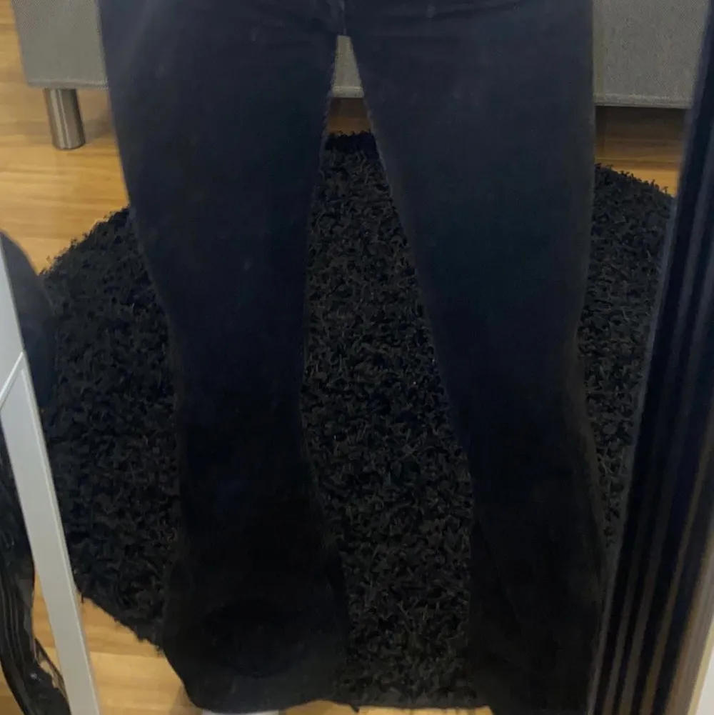 Säljer mina svarta bootcut jeans ifrån märket Crocker. Säljer pga att dom är för små på mig och de har endast använts ett fåtal gånger därför är dom i topp/nyskick. Normalhögmidja. . Jeans & Byxor.