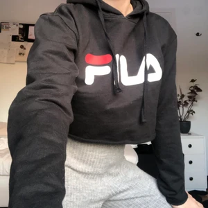 Fila hoodie one size  - Fila hoodie, croppad. Den har en liten prick på texten med det märks knappt☝️💕