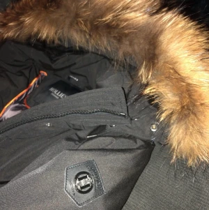 Hollies jacka strl 40 - Säljer en hollies jacka i storlek 40. Men den passar på S då de är små i storlek. Jackan är i princip ny då den användes 1 gång av min mamma. Rökfri jacka. Pris kan diskuteras😊