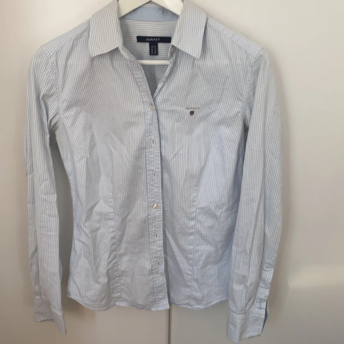 Gantskjorta med blå och vit randigt mönster