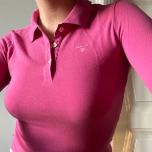GANT TRÖJA - Assnygg ~y2k vibes~ topp från Gant! 💗 (egentligen en xl barnstorlek men passar en xs-s)