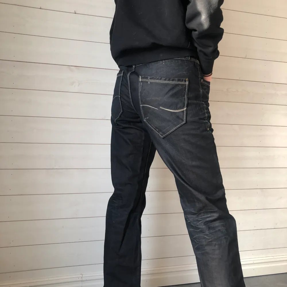 Lågmidjade jeans med slitningar Färg: svart Fler bilder? Kontakta oss!. Jeans & Byxor.