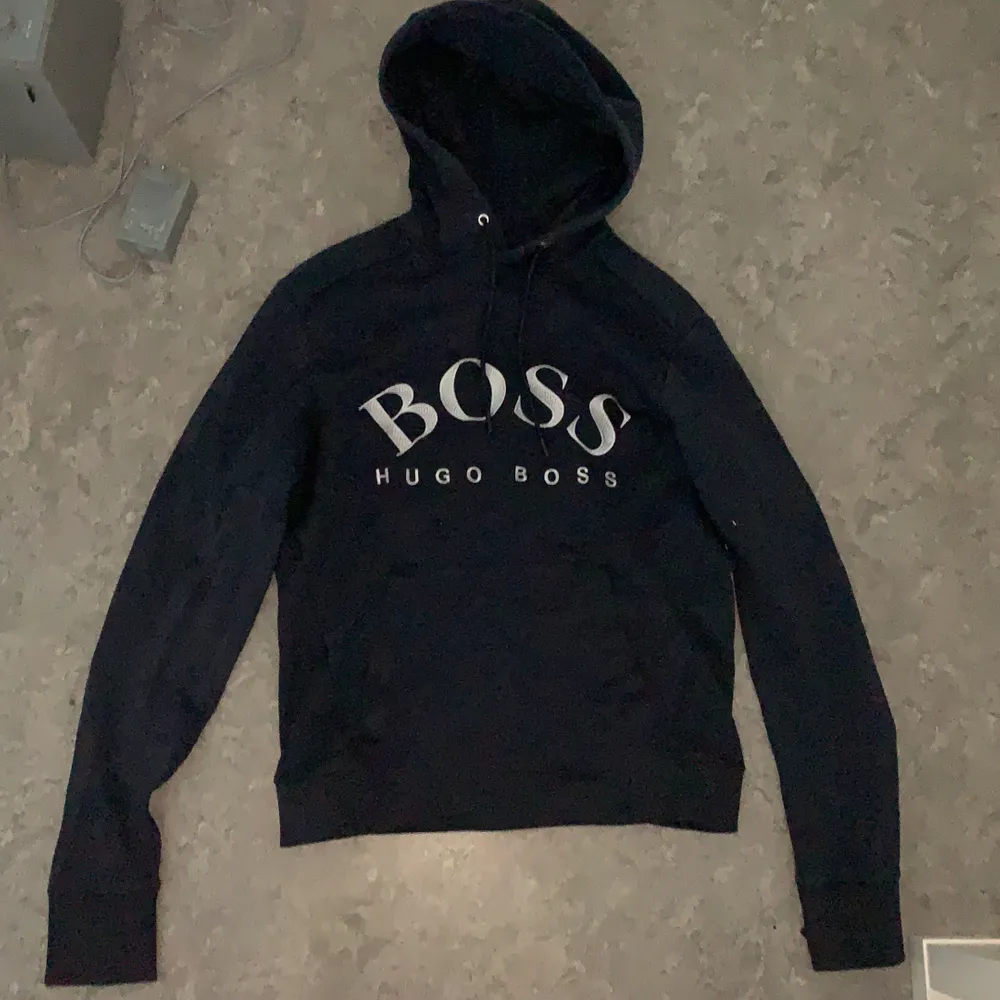 Hugo boss hoodie i storlek XS, har andvändt ganska många gånger men är i bra skick som ni kan se.. Hoodies.
