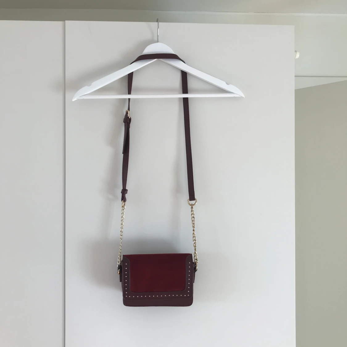 Liten vinröd axelväska - 90