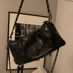 Zadig väska  - Så snygg Zadig väska , super bra  skick, inga defekter alls . Unik på sitt sätt med den otroligt coola glitter Sten  döskallen mitt i Zadig vingen och väskans coola svartbrända färg, båda kedjorna tillkommer!! Säljs pågrund utav att den tyvärr ej kommer tills andvändning längre 