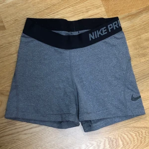 Nike Pro Träningsshorts - Sköna träningsshorts i bra skick, använts fåtal gånger. 