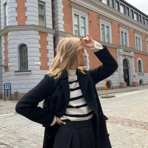 Stickad tröja  - Super fin stickad tröja!💓 Storlek xs men passar mig som bär S/M. Sitter sjukt snyggt med det flesta och är passande nu till våren!🥰Hör av dig i kommentarerna eller kom privat om du är intresserad🌟