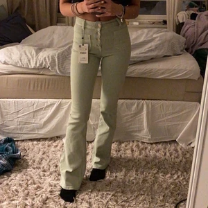 Bootcut jeans - Blå/gröna bootcut jeans från zara. Helt oanvända med lappen kvar! Strlk 34