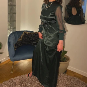 Långärmad balklänning mörk grön - Lång balklänning med långa armar och håll på baksidan