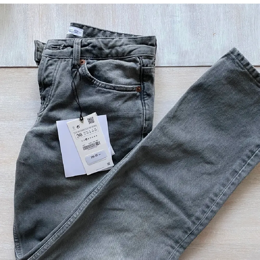 Snygga gråa mid waist straight jeans från zara. Intressekoll, strl 36 BUD:790. Jeans & Byxor.