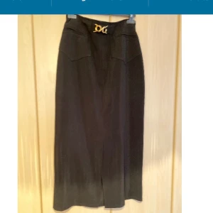 Svart Kjol - Jätte Fin kjol i strl 38 Längden 95 cm Midjan 75cm