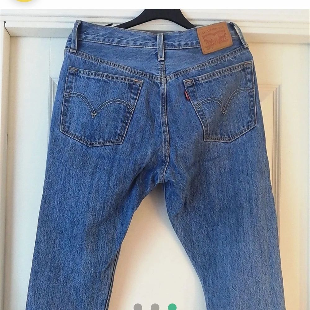 Ett par levis jeans som är använda ett fåtal gånger i strl 26/32. Säljer pga för små. Jeansen är i en superfin straight modell. Buda i kommentarerna, säljer vid bra bud (buda från 100 kr, höj alltid med minst 25 kr) eller köp direkt för 500 kr. Frakt tillkommer 66 kr . Jeans & Byxor.
