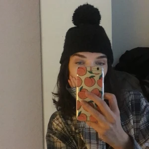 Svart mössa med tofs  - Svart mössa ♣️