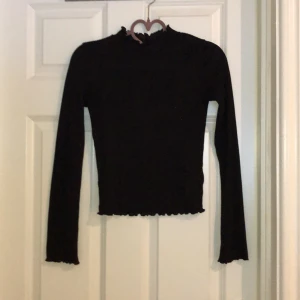 Tröja - Svart lite genomskinlig tröja med kort polokrage