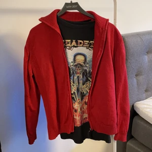 Röd kofta - Nice röd kofta i storlek L, t-shirten går även att köpa