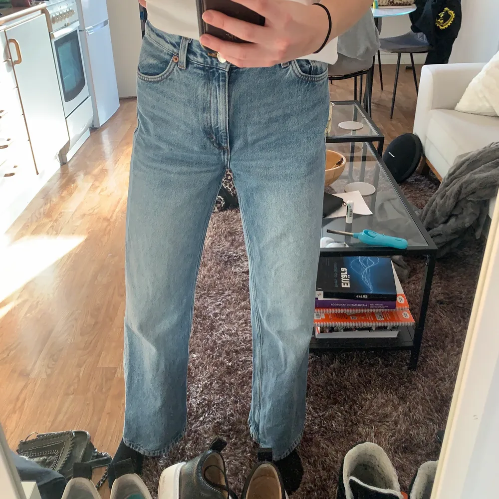 Populära Jeansen ifrån Monki och säljer för att dom är lite för stora för mig. Storlek 27 i midjan och passar perfekt i längden till mig som är 174. ❤️. Jeans & Byxor.