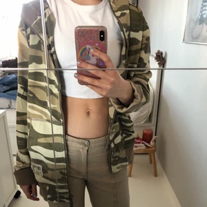 Vintage Huvtröja - Säljer denna skit snygga hoodie som passar till allt nästan, så mkt Pinterest vibes men har så många liknande så är tvungen att sälja😕😸😸💖💖💖