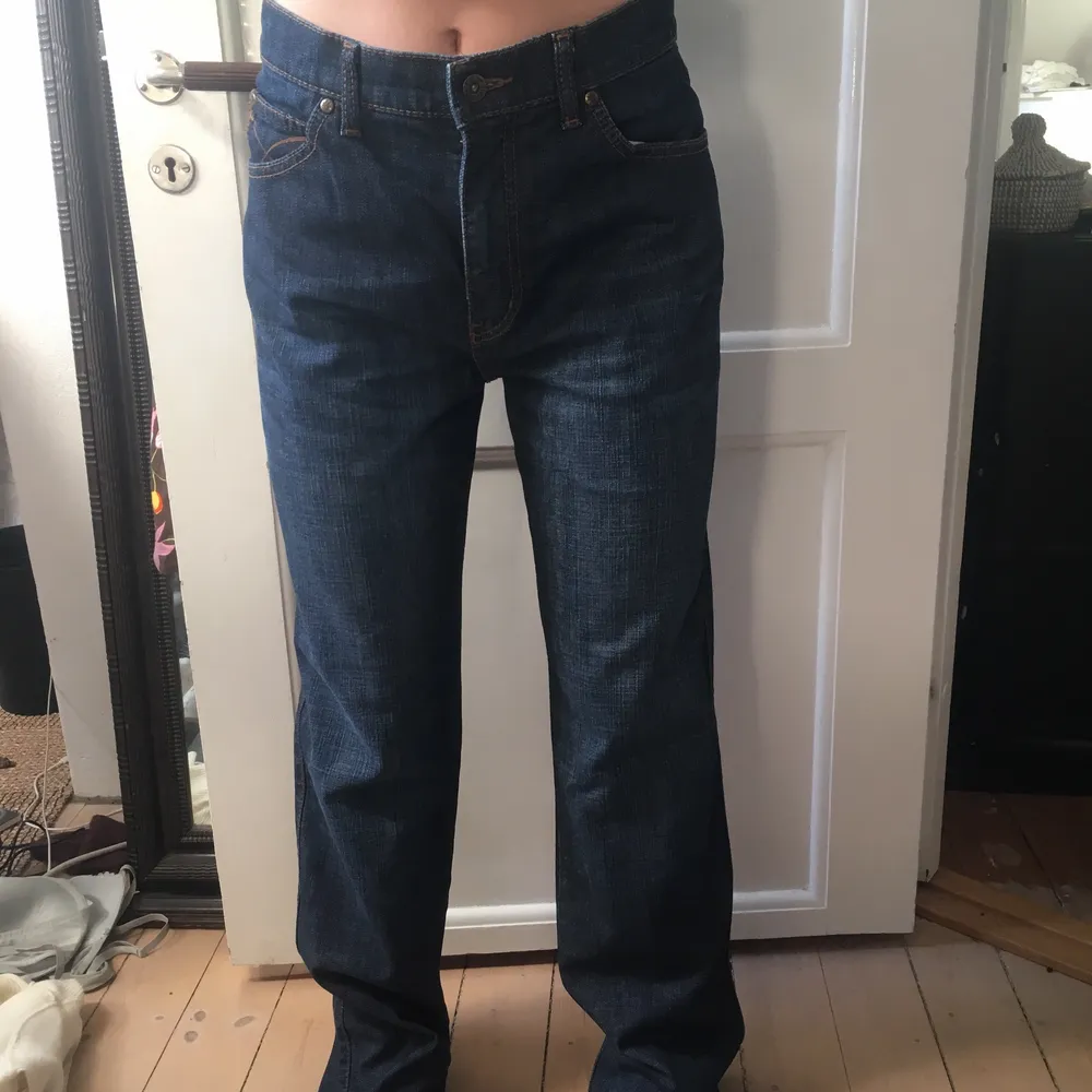 Mörka raka jeans i fint skick med högre midja oklar storlek men modellen på bilden är 167 cm. Passar någon längre alternativt om man syr upp dem något. Jeans & Byxor.
