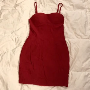 Röd klänning från Nelly - Röd klänning från Nelly i storlek S.
