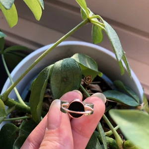 Svart planet ring - Svart planet ring🪐💍  ringen är justerbar så du kan justera den efter ditt finger