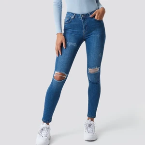 Skinny Mid Waist Destroyed Jeans, Mid Blue - Helt oanvända och ligger fortfarande inpackade i sin påse. Säljer pga retur tiden är ute! Nypris 400kr jag säljer för 299kr där frakt ingår i priset💙
