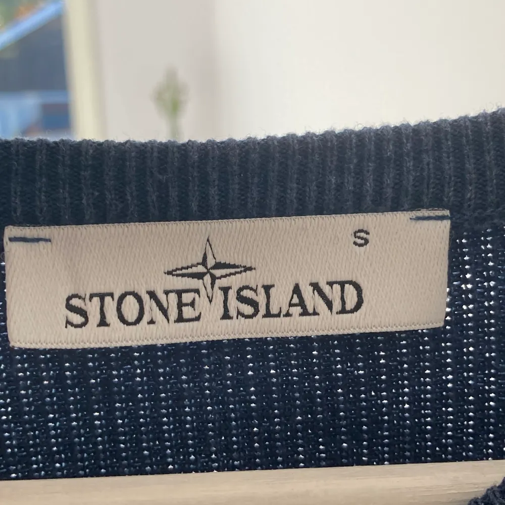 Det är en vintage plagg av stone Islands sweatshirt och den är i hyfsat bra i kvaliteten!!!! Frakt ingår inte!. Tröjor & Koftor.