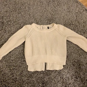 Tröja - Jättefin tröja från H&M, nästan aldrig använd då den är i fint skick! 