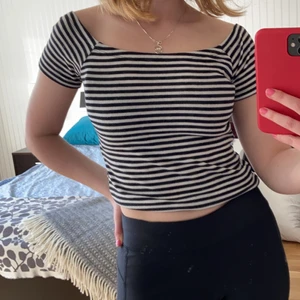 Söt topp  - Söt topp från Gina tricot som tyvärr är lite för liten för mig💞 använd en del men ändå i bra skick!