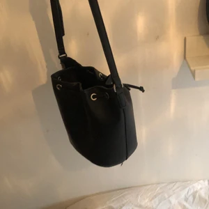 Svart basic väska från bikbok✌🏽 - En gammal väska från bikbok skit fin!! Men använt den sällan,  stor förvaring, meddela mig för mer bilder💞