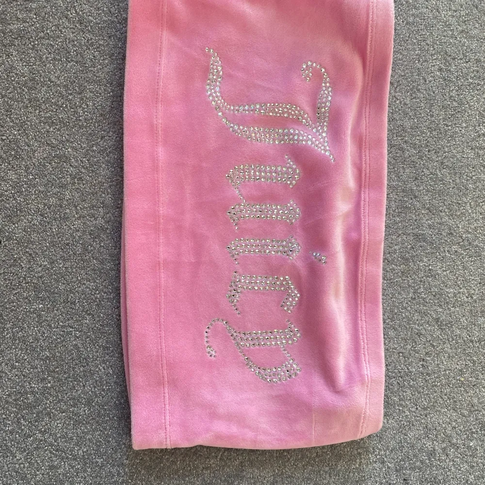 Äkta juicy couture set, endast använt fåtal gånger i nyskick. Storlek M på byxa och storlek S på topp. Kan vara möjligt att köpa separat! Köparen betalar frakt :) inköpt för ca 1240 kr. BUD från 700 kr . Övrigt.