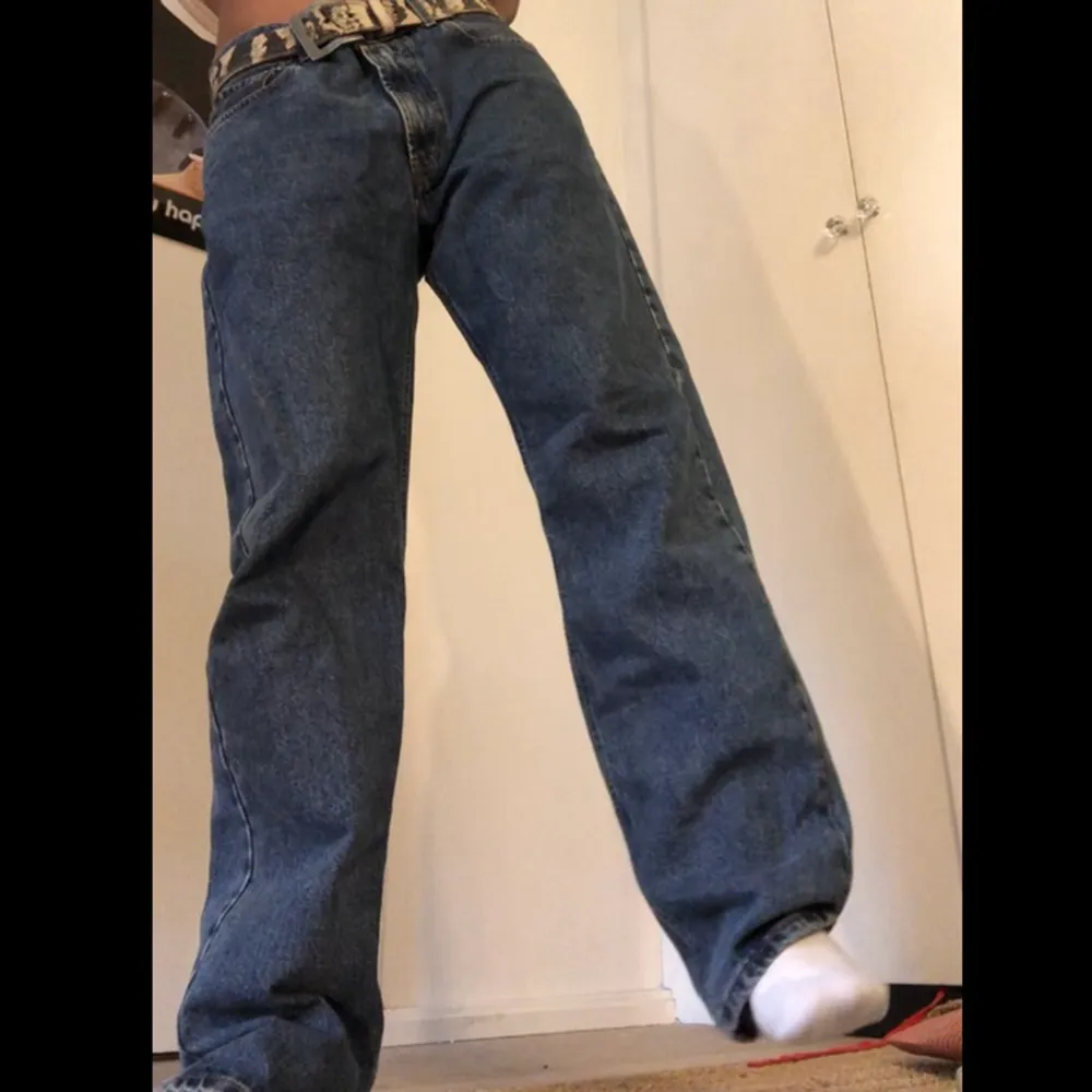 Baggy mörkblå jeans, har inget midjemått men storlek M/L. För stora för mig i midjan . Jeans & Byxor.