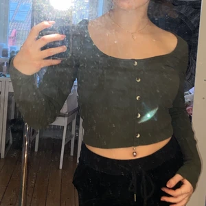 grön topp - söt topp från bik bok i storlek S! Färgen är som på första bilden 💓 köpare står för frakt 