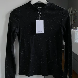 Långärmad tröja från Monki - Så fin tröja från Monki med lite högre krage😋 Säljer för 100 kr + frakt, skriv om du vill ha fler bilder 💞