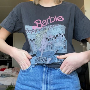 T-shirt - Najs T-shirt men vintagekänsla från pull&bear. Tycket har den urtvättade stilen och är alltså inte sliten då en ej använts så mycket. 