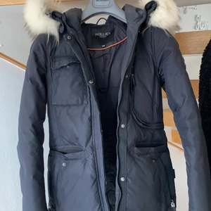 Hollies vinterjacka - Dragkedja trasig och behöver bytas annars väldigt fin. Köpt för 4500