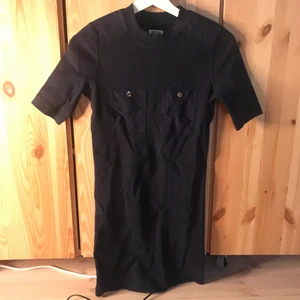 Miniklänning Weekday - Ribbad miniklänning från Weekday. Slutar strax ovanför knäna. Marinblå med två fickor över bröstet. XS men passar även en S. Aldrig använt. Lågt pris pga möts ej upp utan skickar på post och köpare står för frakt! :)