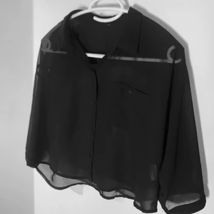 Skjorta i mesh - Svart, croppad skjorta i mesh. Strl XS (jag är en S). Sjukt bra basplagg att ha i garderoben, går att göra så mycket med skjortor! Nämn ett pris som känns rimligt för dig vid intresse! Hör av dig för fler bilder eller frågor!