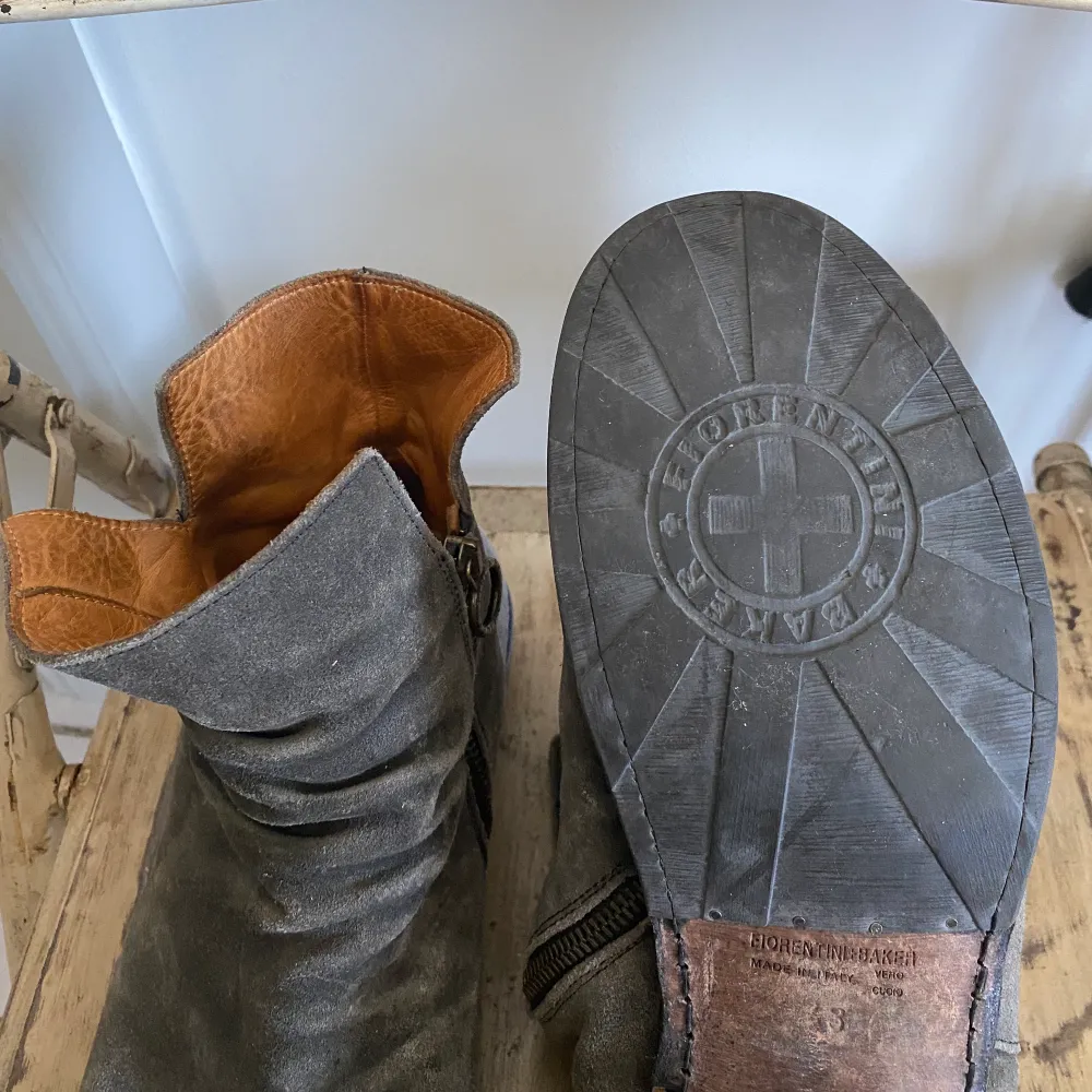 Snygga mocka-boots från Fiorentini+Baker i fint använt skick. Modell ”ELF”. Nypris 3500kr.. Skor.