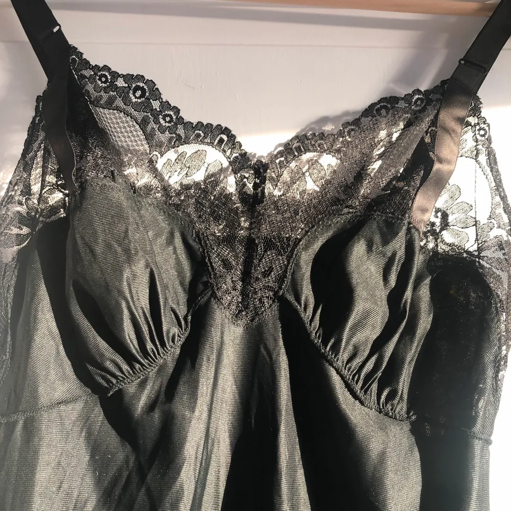 En svart spets klänning med de vackraste detaljerna, säljer pga passar inte mig i bysten.. Helt i nyskick :) köparen står för frakten<3. Klänningar.