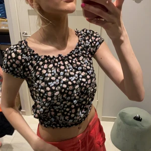 söt tröja från HM - söt tröja från HM, går att ha på dessa två olika sätt. super söt!! strl 34💓