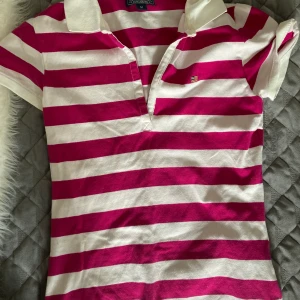 Ralph Lauren tröja M  - En fin rosa och vit Ralph lauren tröja i storlek M. Lite liten i storleken så passar som S också. Aldrig använd. Nyskick. Köparen står för frakt. 