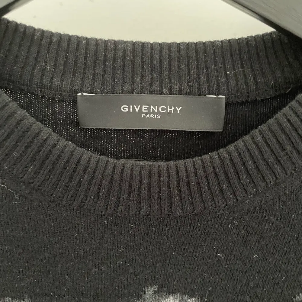 En mycket fin tröja från det franska märket Givenchy.        Skick: 9/10.                                                                            Storlek: M                                                                                 Pris: 2700kr. Tröjor & Koftor.
