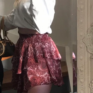 Volang kjol - En röd volang kjol ifrån Gina tricot. Strl 34. Mycket fint skick. Skriv för fler bilder